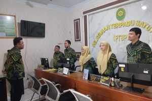 Kasubbag Umum dan Keuangan Pengadilan Agama Sidikalang Bawakan Morning Briefing PTSP